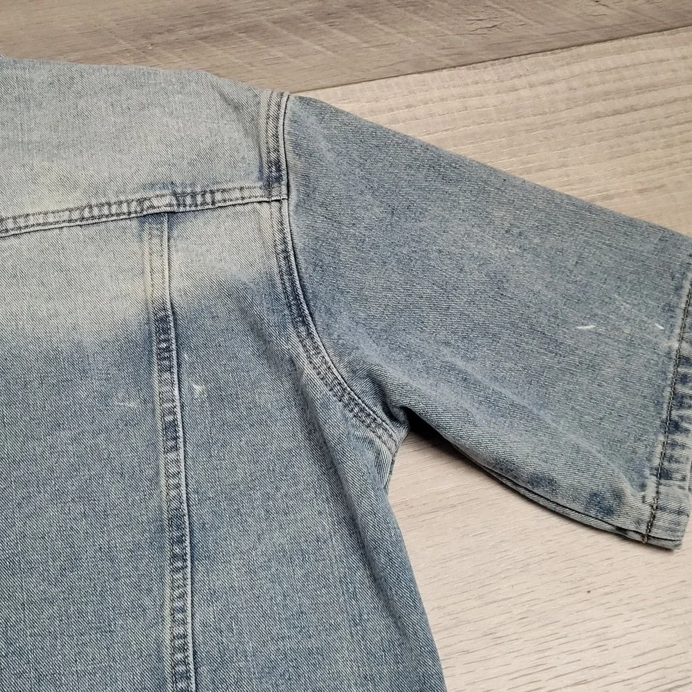 Vintage Style Denim Jacket Womens L Light Wash‎ Distressed Trucker Sloping Hem
